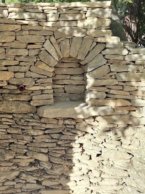 alcôve dans un mur en pierre sèche