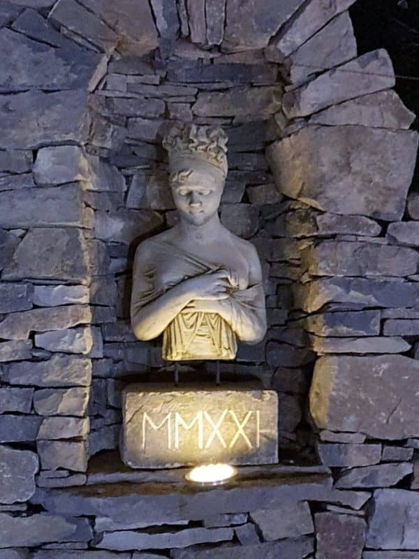 alcôve avec statue dans un mur en pierre sèche
