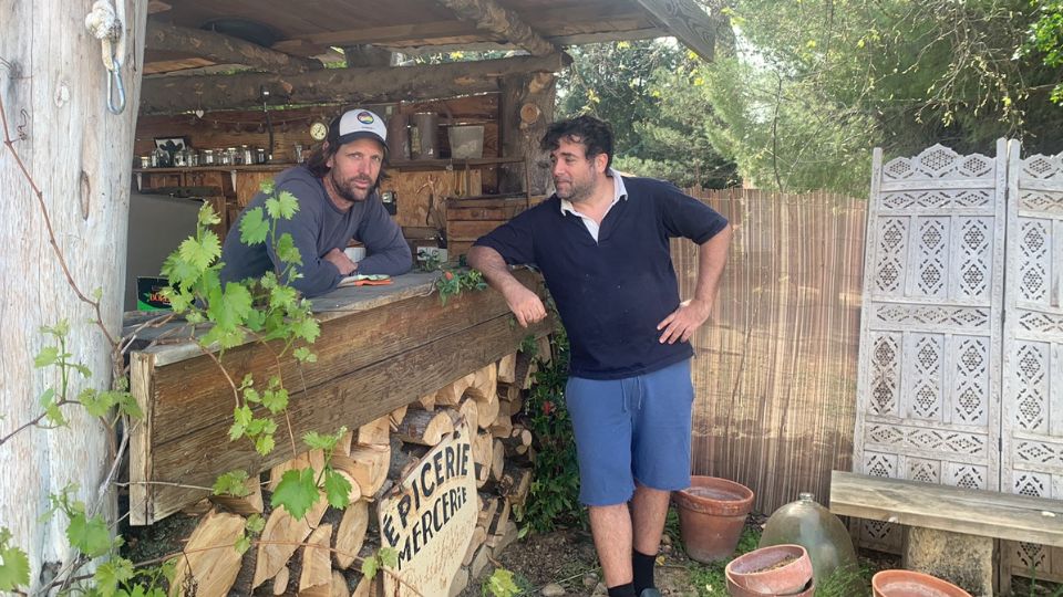 Julien dans sa cabane