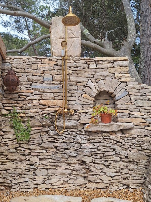 douche extérieure en pierre sèche