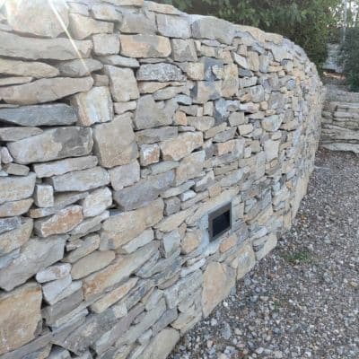 éclairage intégré dans maçonnerie de pierre sèche