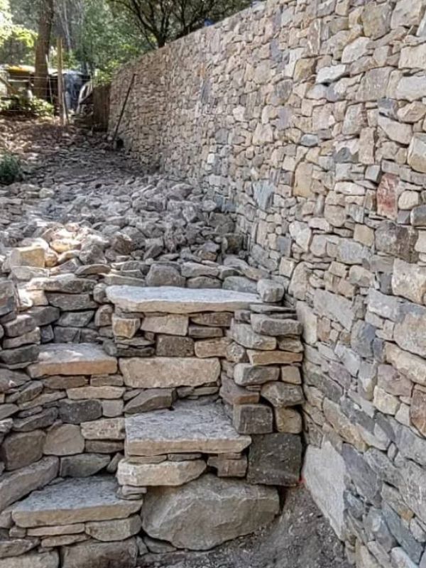 escalier de montagne en pierre sèche