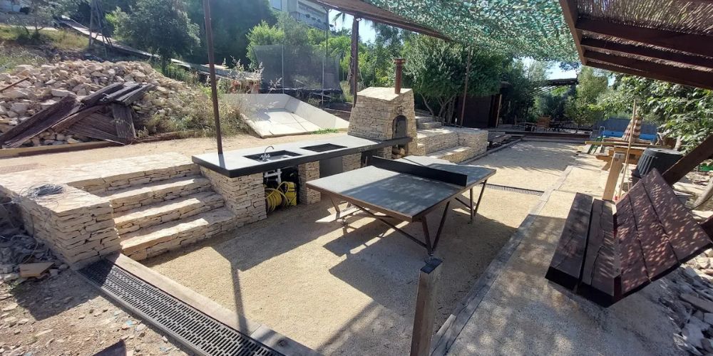 création d'un espace extérieur en pierre sèche dans la région de Nîmes