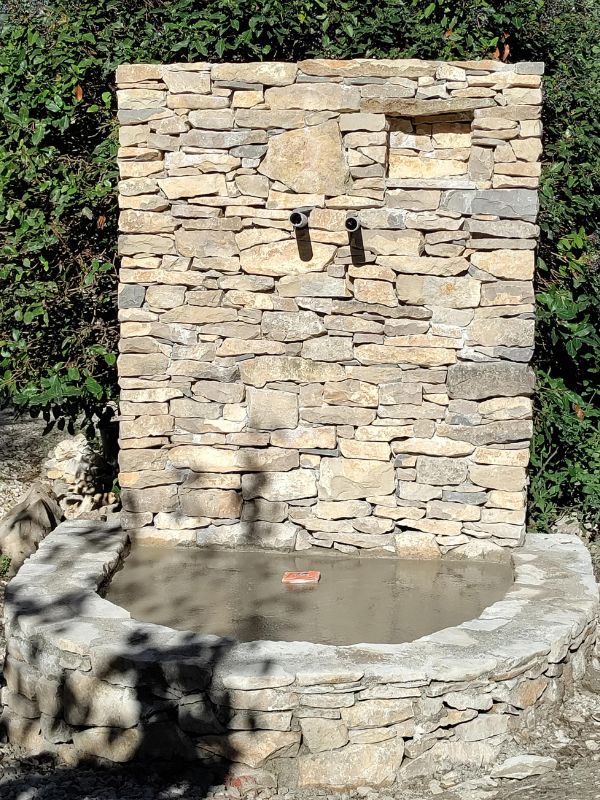 fontaine en pierre sèche