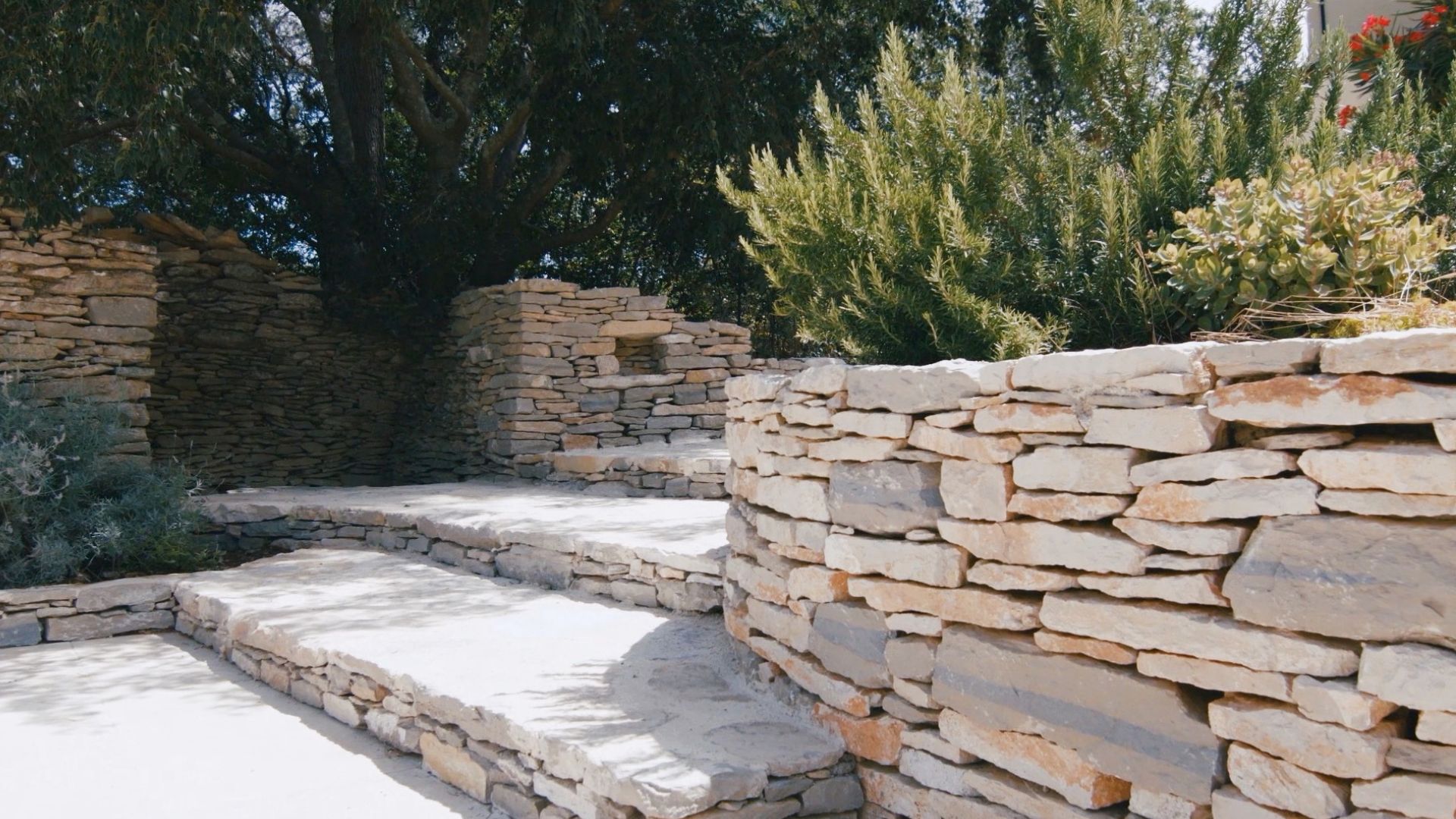 constructions en pierre sèche dans un jardin