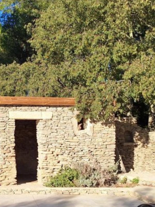 linteau sur une porte en pierre sèche