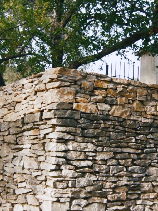 mur de clôture en pierre sèche