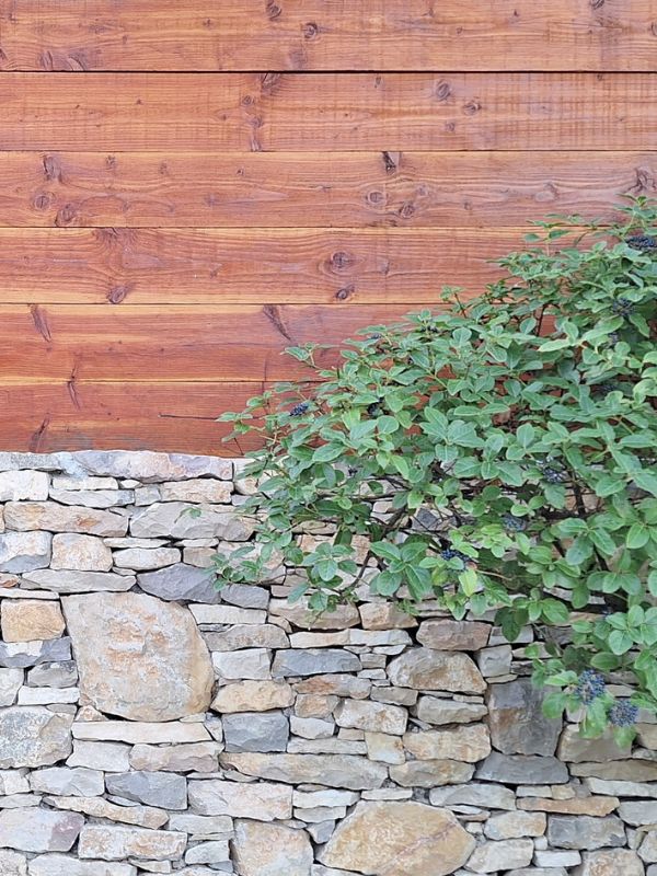 mur bi-matière, en pierre sèche et en bois