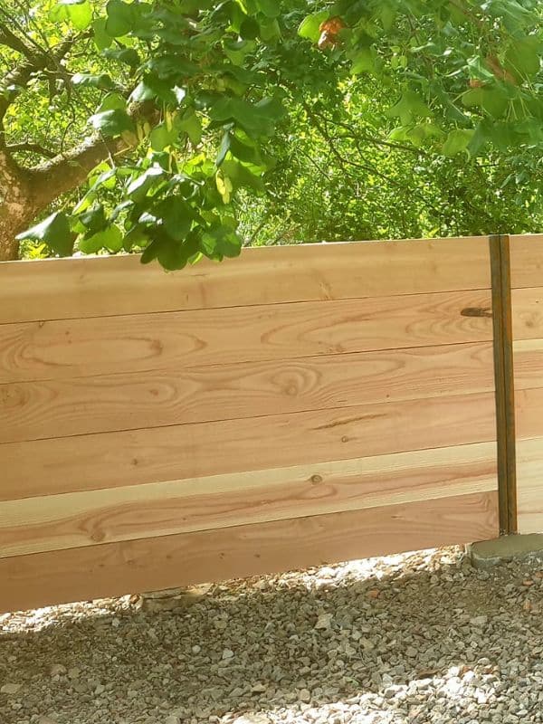 panneau d'une palissade en bois clair